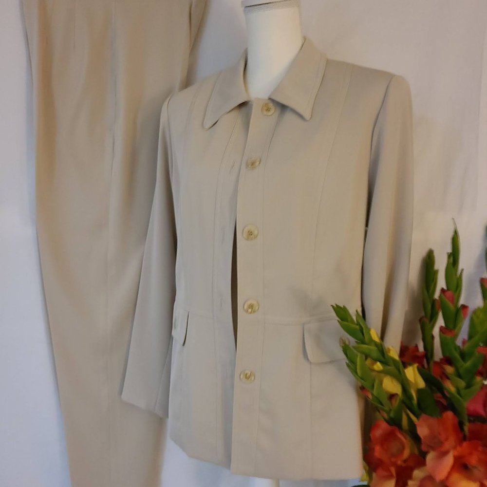 Montage Collection 2 Piece Ladies Pant Suit. NWOT